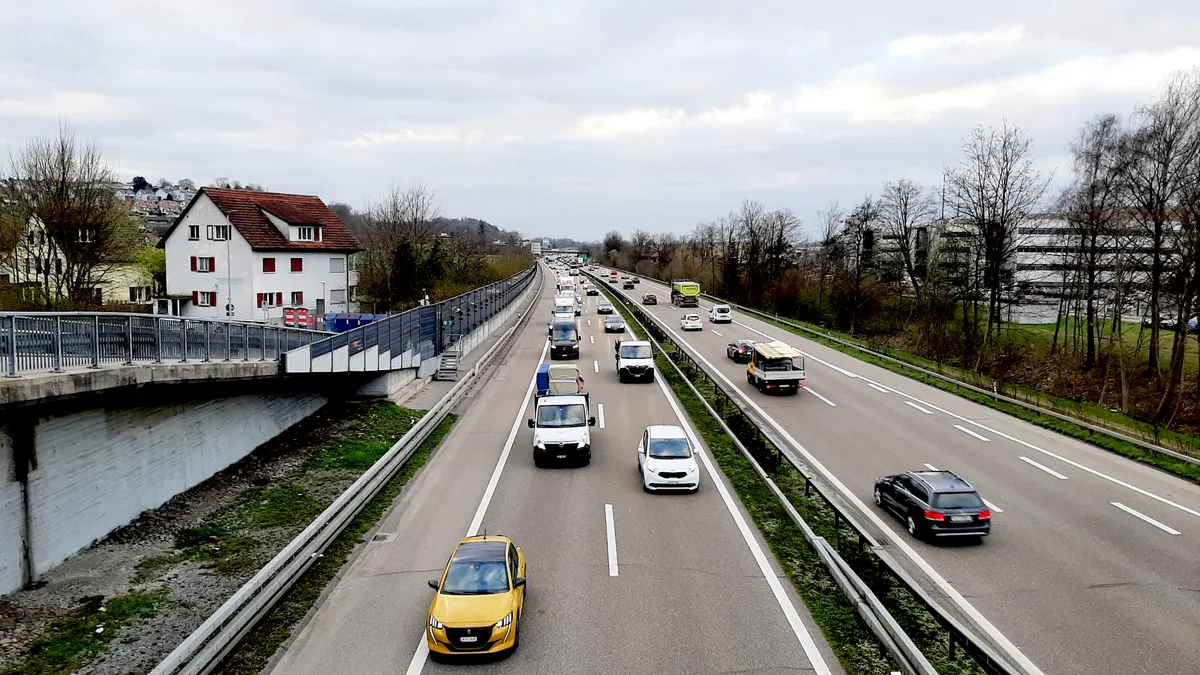Stau und stockender Verkehr vor dem Brüttiseller Kreuz. Das Problem dürfte durch den Innovationspark verstärkt werden. Stausituation auf einer zweispurigen Autobahn.